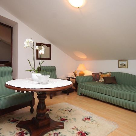 Apartments And Rooms With Parking Space Cunski, Losinj - 2498 Oda fotoğraf