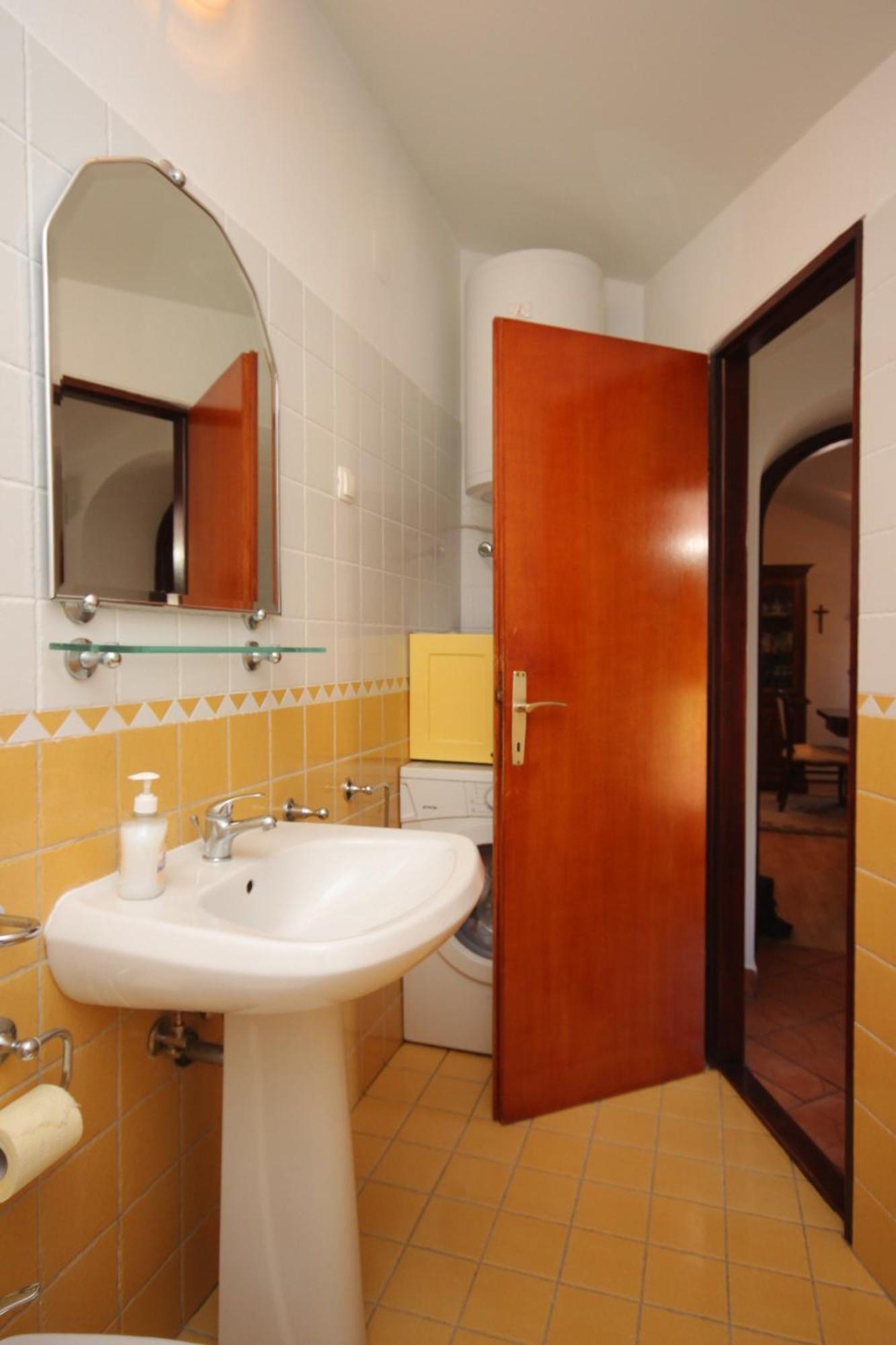 Apartments And Rooms With Parking Space Cunski, Losinj - 2498 Oda fotoğraf